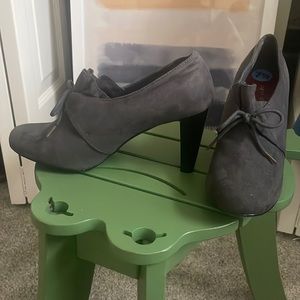 ANN MARINO, Gray pumps with tie front